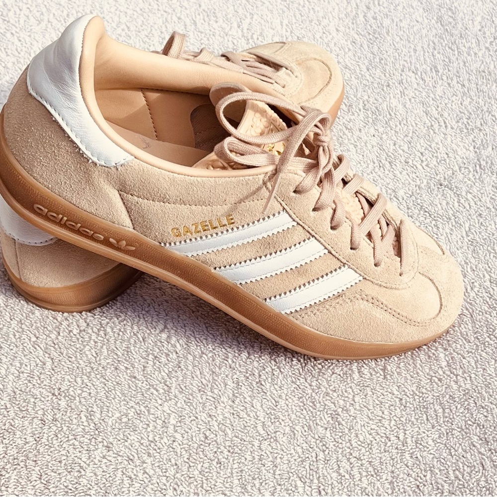 Adidas Gazelle Women's size 6 1/2 
Magic Beige Sneakers